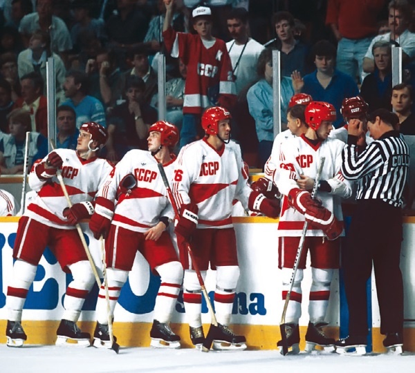 Иллюстрация к книге — Стенка на стенку. Хоккейное противостояние Канада-Россия [i_056.jpg]