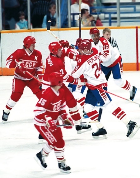 Иллюстрация к книге — Стенка на стенку. Хоккейное противостояние Канада-Россия [i_060.jpg]