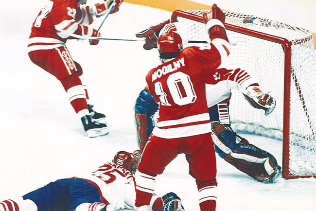 Иллюстрация к книге — Стенка на стенку. Хоккейное противостояние Канада-Россия [i_061.jpg]