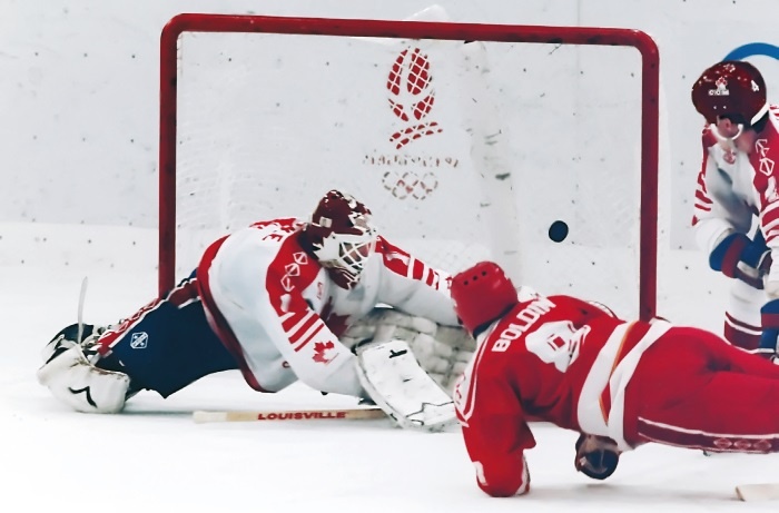 Иллюстрация к книге — Стенка на стенку. Хоккейное противостояние Канада-Россия [i_063.jpg]