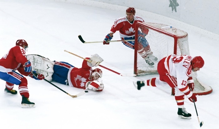 Иллюстрация к книге — Стенка на стенку. Хоккейное противостояние Канада-Россия [i_065.jpg]