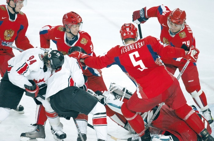 Иллюстрация к книге — Стенка на стенку. Хоккейное противостояние Канада-Россия [i_067.jpg]