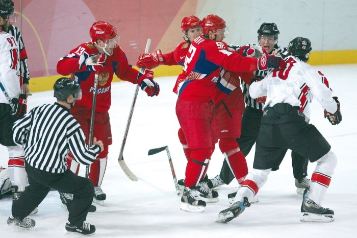 Иллюстрация к книге — Стенка на стенку. Хоккейное противостояние Канада-Россия [i_070.jpg]