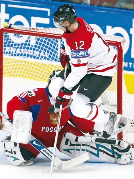 Иллюстрация к книге — Стенка на стенку. Хоккейное противостояние Канада-Россия [i_074.jpg]