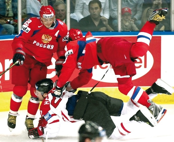 Иллюстрация к книге — Стенка на стенку. Хоккейное противостояние Канада-Россия [i_077.jpg]