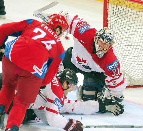 Иллюстрация к книге — Стенка на стенку. Хоккейное противостояние Канада-Россия [i_080.jpg]