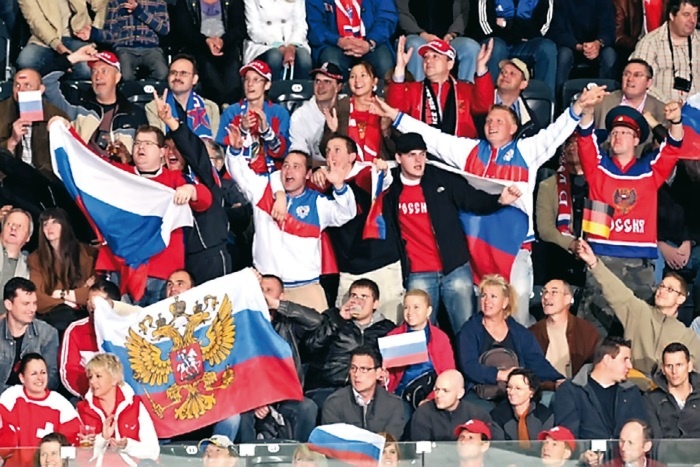 Иллюстрация к книге — Стенка на стенку. Хоккейное противостояние Канада-Россия [i_083.jpg]