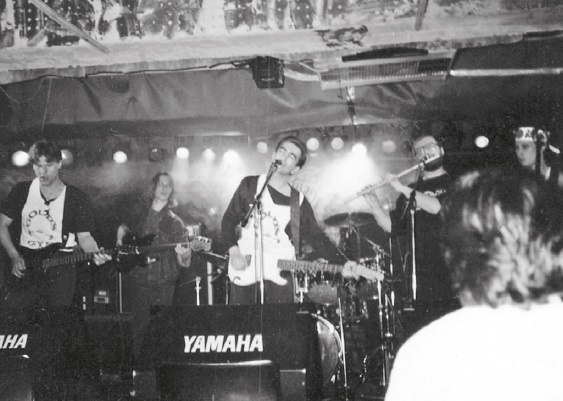 Иллюстрация к книге — Наутилус Помпилиус. Мы вошли в эту воду однажды [i_056.jpg]