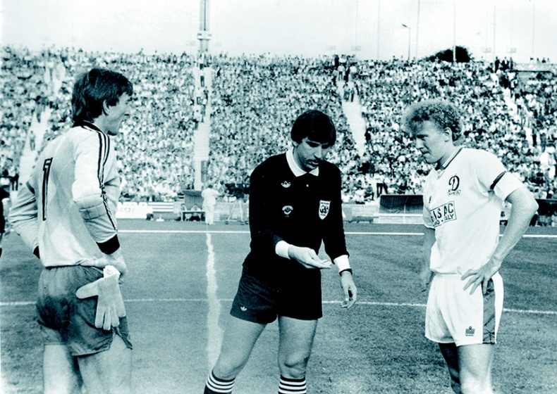 Иллюстрация к книге — Люди в черном. Непридуманные истории о судействе начистоту [i_024.jpg]