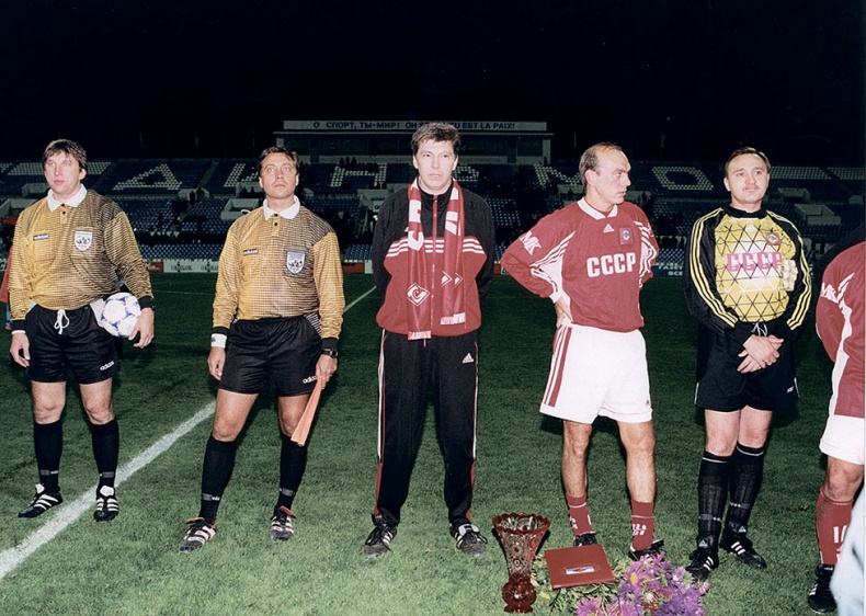 Иллюстрация к книге — Люди в черном. Непридуманные истории о судействе начистоту [i_061.jpg]