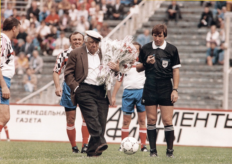 Иллюстрация к книге — Люди в черном. Непридуманные истории о судействе начистоту [i_067.jpg]