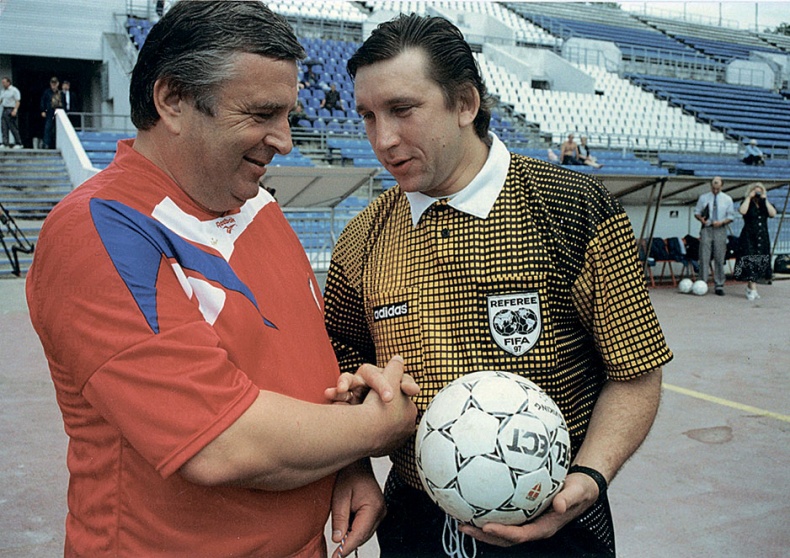 Иллюстрация к книге — Люди в черном. Непридуманные истории о судействе начистоту [i_070.jpg]