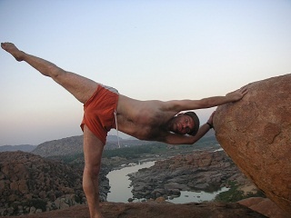 Иллюстрация к книге — Практика хатха-йоги. Ученик перед стеной [i_010.jpg]