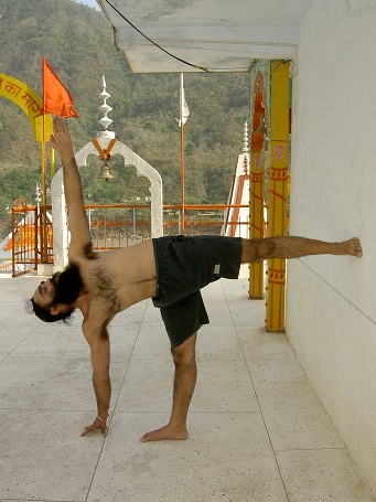 Иллюстрация к книге — Практика хатха-йоги. Ученик перед стеной [i_011.jpg]