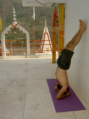 Иллюстрация к книге — Практика хатха-йоги. Ученик перед стеной [i_050.jpg]