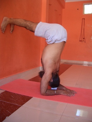 Иллюстрация к книге — Практика хатха-йоги. Ученик перед стеной [i_051.jpg]