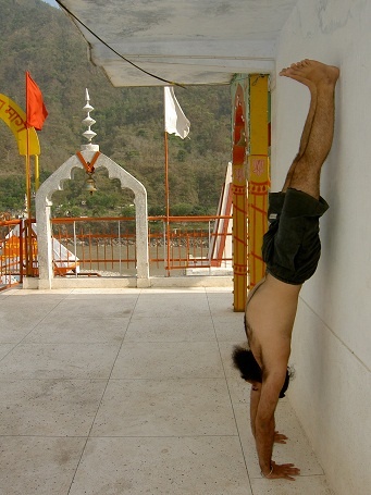 Иллюстрация к книге — Практика хатха-йоги. Ученик перед стеной [i_054.jpg]