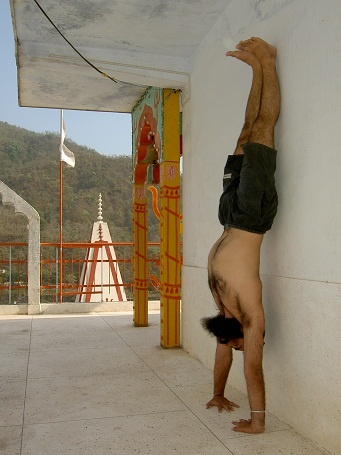 Иллюстрация к книге — Практика хатха-йоги. Ученик перед стеной [i_055.jpg]