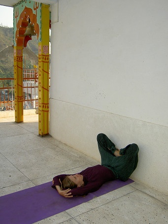 Иллюстрация к книге — Практика хатха-йоги. Ученик перед стеной [i_059.jpg]