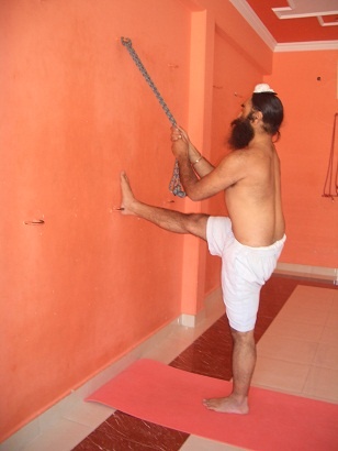 Иллюстрация к книге — Практика хатха-йоги. Ученик перед стеной [i_060.jpg]