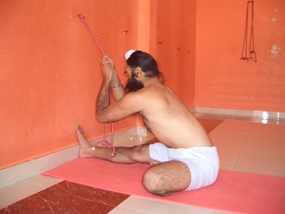 Иллюстрация к книге — Практика хатха-йоги. Ученик перед стеной [i_062.jpg]