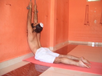 Иллюстрация к книге — Практика хатха-йоги. Ученик перед стеной [i_065.jpg]