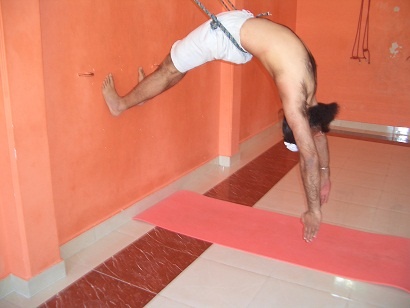 Иллюстрация к книге — Практика хатха-йоги. Ученик перед стеной [i_067.jpg]