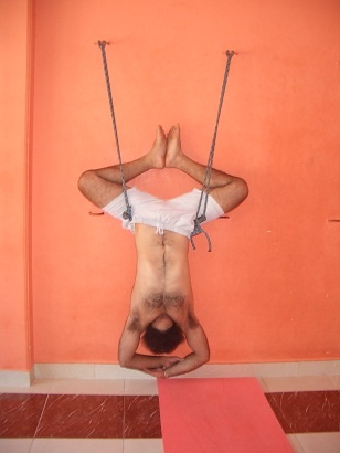 Иллюстрация к книге — Практика хатха-йоги. Ученик перед стеной [i_069.jpg]