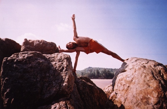 Иллюстрация к книге — Практика хатха-йоги. Ученик перед стеной [i_074.jpg]