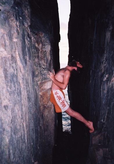 Иллюстрация к книге — Практика хатха-йоги. Ученик перед стеной [i_084.jpg]