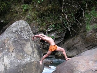 Иллюстрация к книге — Практика хатха-йоги. Ученик перед стеной [i_086.jpg]