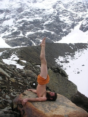 Иллюстрация к книге — Практика хатха-йоги. Ученик перед стеной [i_091.jpg]