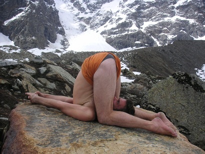 Иллюстрация к книге — Практика хатха-йоги. Ученик перед стеной [i_092.jpg]