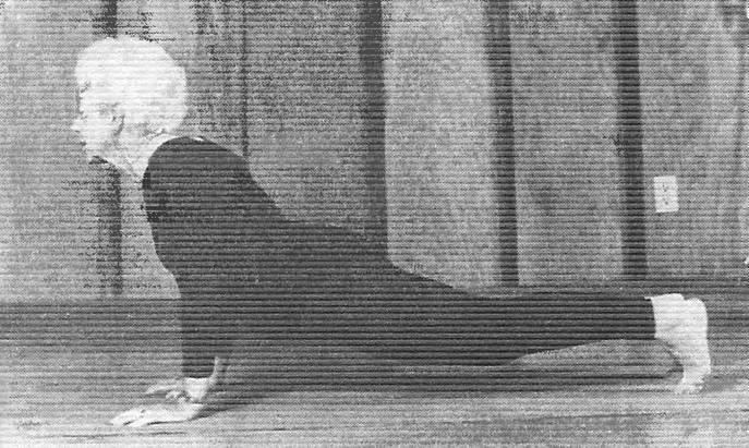 Иллюстрация к книге — Новая йога для тех, кому за 50: обратите вспять процессы старения. Руководство по йоге для людей среднего и старшего возраста [image43.jpg]