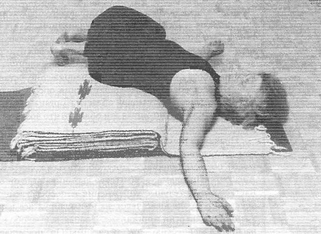 Иллюстрация к книге — Новая йога для тех, кому за 50: обратите вспять процессы старения. Руководство по йоге для людей среднего и старшего возраста [image77.jpg]