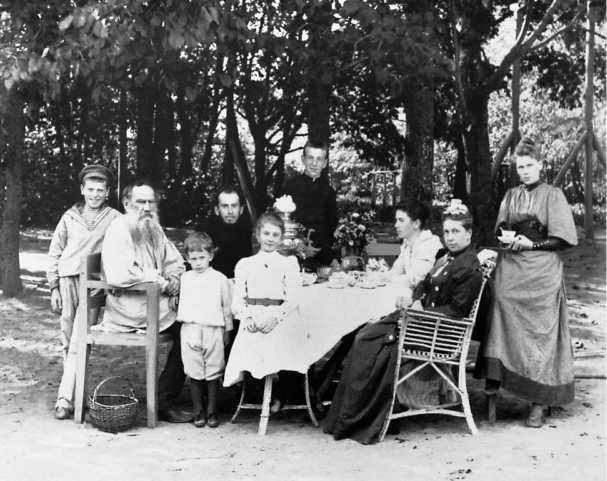 Иллюстрация к книге — Русская и советская кухня в лицах. Непридуманная история [i_089.jpg]