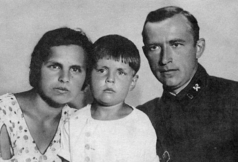 Иллюстрация к книге — XX век как жизнь. Воспоминания [i_003.jpg]