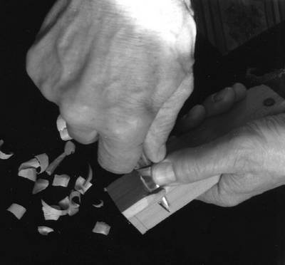 Иллюстрация к книге — Уроки искусного резчика. Вырезаем из дерева фигурки людей и животных, посуду, статуэтки [i_018.jpg]