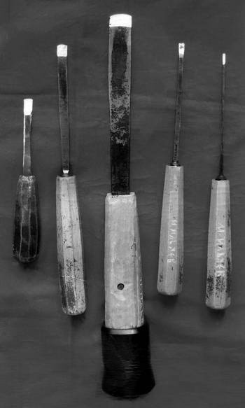 Иллюстрация к книге — Уроки искусного резчика. Вырезаем из дерева фигурки людей и животных, посуду, статуэтки [i_022.jpg]