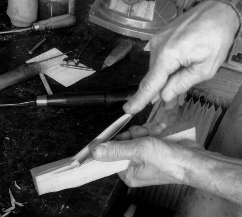 Иллюстрация к книге — Уроки искусного резчика. Вырезаем из дерева фигурки людей и животных, посуду, статуэтки [i_026.jpg]