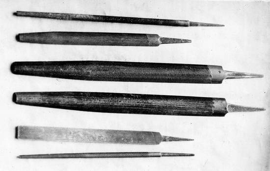 Иллюстрация к книге — Уроки искусного резчика. Вырезаем из дерева фигурки людей и животных, посуду, статуэтки [i_040.jpg]