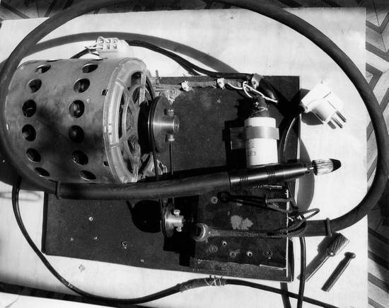 Иллюстрация к книге — Уроки искусного резчика. Вырезаем из дерева фигурки людей и животных, посуду, статуэтки [i_050.jpg]