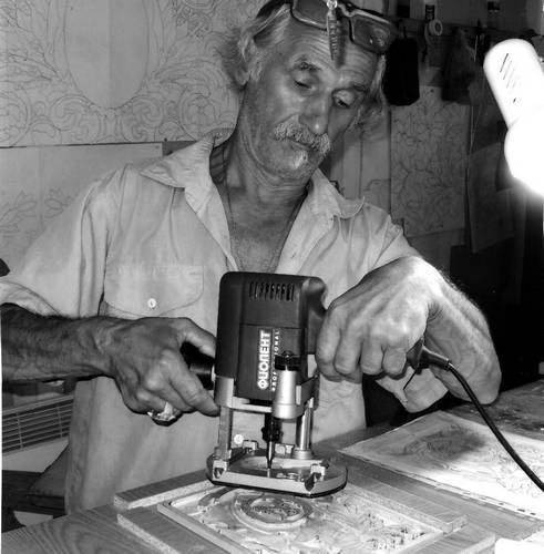 Иллюстрация к книге — Уроки искусного резчика. Вырезаем из дерева фигурки людей и животных, посуду, статуэтки [i_054.jpg]