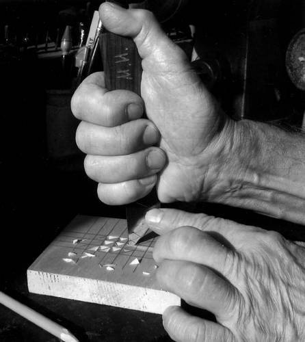 Иллюстрация к книге — Уроки искусного резчика. Вырезаем из дерева фигурки людей и животных, посуду, статуэтки [i_077.jpg]