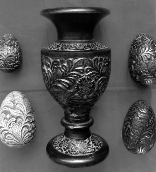 Иллюстрация к книге — Уроки искусного резчика. Вырезаем из дерева фигурки людей и животных, посуду, статуэтки [i_079.jpg]