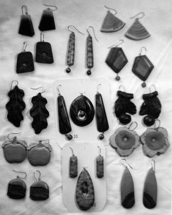 Иллюстрация к книге — Уроки искусного резчика. Вырезаем из дерева фигурки людей и животных, посуду, статуэтки [i_096.jpg]