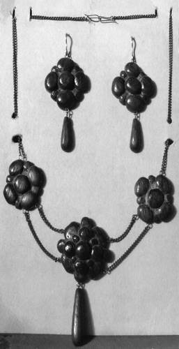 Иллюстрация к книге — Уроки искусного резчика. Вырезаем из дерева фигурки людей и животных, посуду, статуэтки [i_097.jpg]