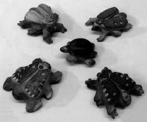 Иллюстрация к книге — Уроки искусного резчика. Вырезаем из дерева фигурки людей и животных, посуду, статуэтки [i_109.jpg]