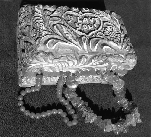 Иллюстрация к книге — Уроки искусного резчика. Вырезаем из дерева фигурки людей и животных, посуду, статуэтки [i_119.jpg]