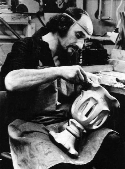 Иллюстрация к книге — Уроки искусного резчика. Вырезаем из дерева фигурки людей и животных, посуду, статуэтки [i_139.jpg]